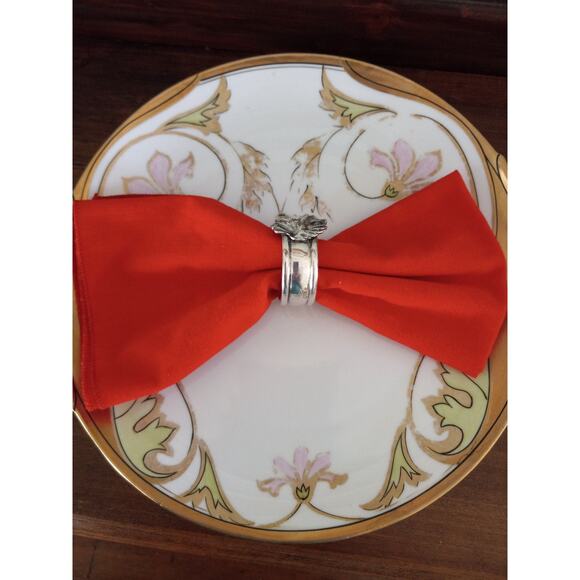 Vintage Felt Lined Silver Plate Napkin Ring Heavily Embossed w/ Leaf and Grapes - Picture 9 of 10